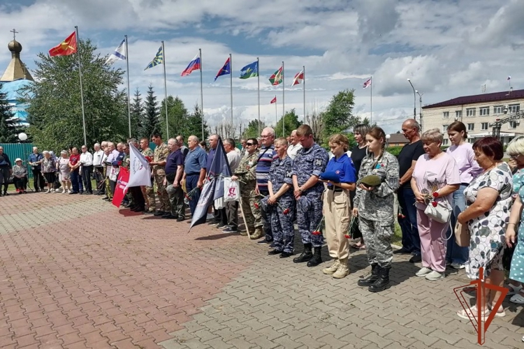 В Ужуре сотрудники Росгвардии почтили память ветеранов боевых действий