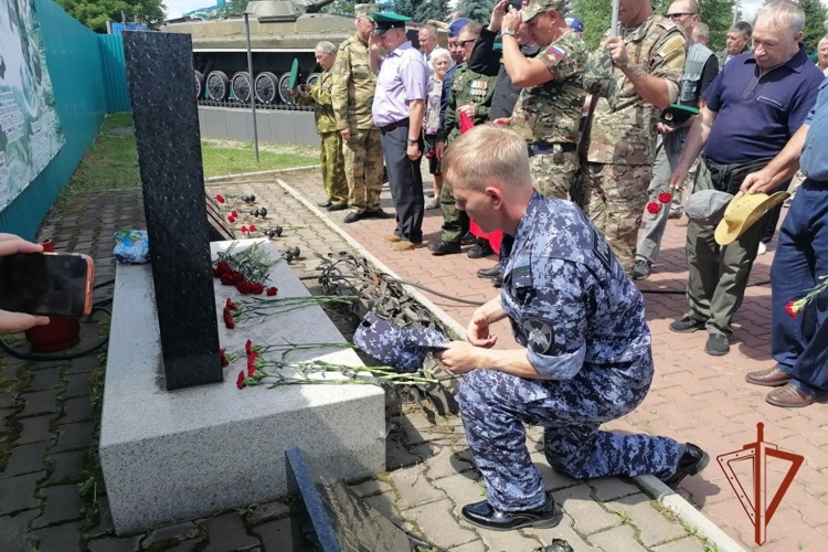 В Ужуре сотрудники Росгвардии почтили память ветеранов боевых действий
