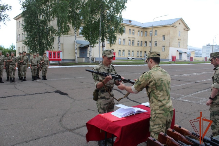  Железногорские росгвардецы получили в руки легендарное оружие