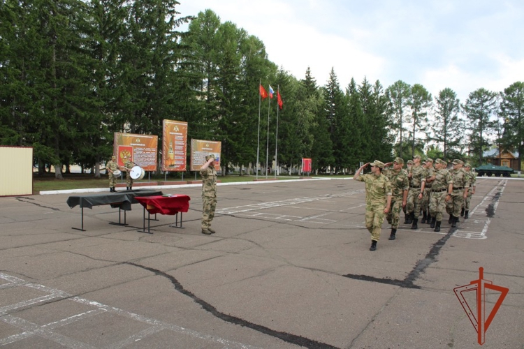  Железногорские росгвардецы получили в руки легендарное оружие