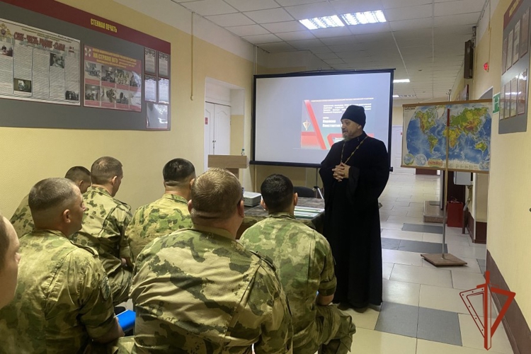 В преддверии Дня семьи, любви и верности иерей Виктор Мамаев встретился с военнослужащими Росгвардии