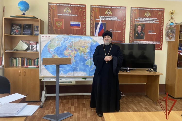 В преддверии Дня семьи, любви и верности иерей Виктор Мамаев встретился с военнослужащими Росгвардии
