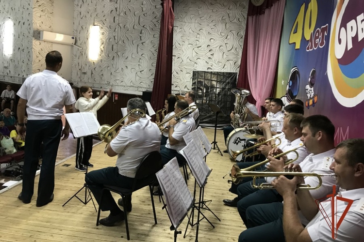 Военный оркестр Росгвардии выступил для воспитанников лагеря «Орбита» в Железногорске