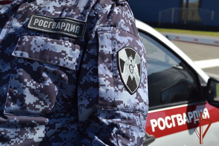 Росгвардейцызащитили работников гостиницы о неадекватного постояльца