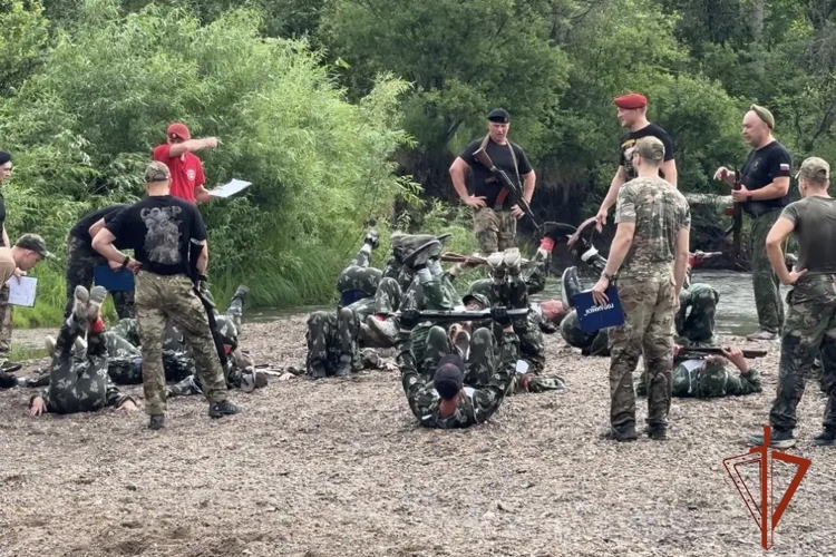 В Красноярском крае завершился военно-патриотический проект «Ступень к спецназу», главным организатором и наставником которого выступил ОМОН «Ратибор» Управления Росгвардии по Красноярскому краю.