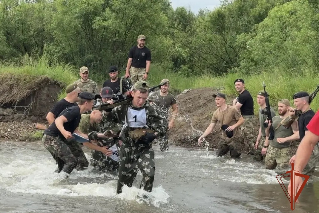 В Красноярском крае завершился военно-патриотический проект «Ступень к спецназу», главным организатором и наставником которого выступил ОМОН «Ратибор» Управления Росгвардии по Красноярскому краю.