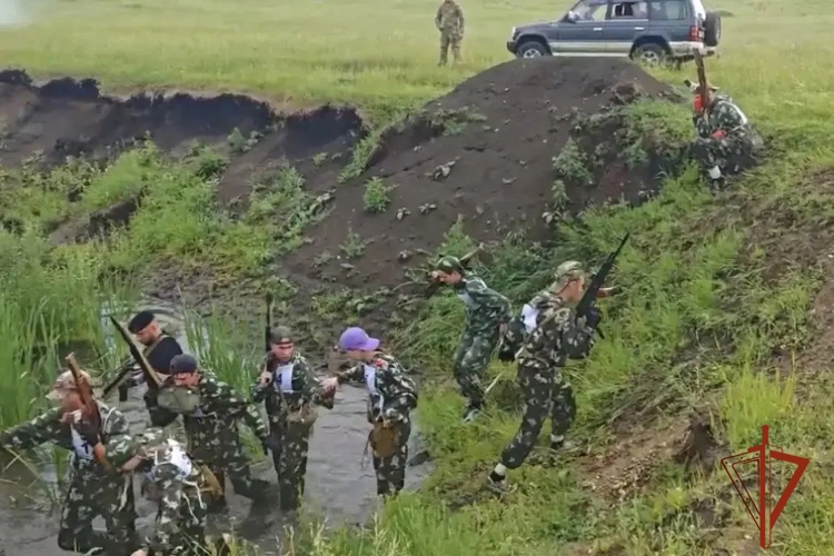 В Красноярском крае завершился военно-патриотический проект «Ступень к спецназу», главным организатором и наставником которого выступил ОМОН «Ратибор» Управления Росгвардии по Красноярскому краю.