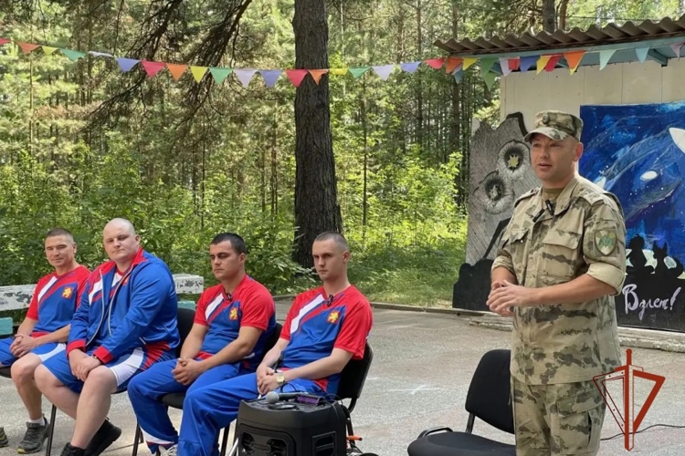 В Железногорске в рамках акции Каникулы с росгвардией в спортивно-оздоровительном лагере "Взлет" военнослужащие провели урок мужества