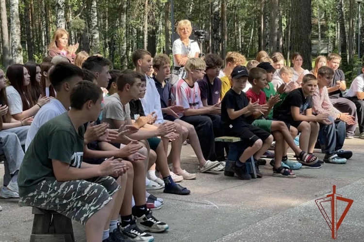В Железногорске в рамках акции Каникулы с росгвардией в спортивно-оздоровительном лагере "Взлет" военнослужащие провели урок мужества