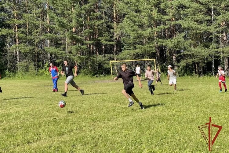 В Железногорске в рамках акции Каникулы с росгвардией в спортивно-оздоровительном лагере "Взлет" военнослужащие провели урок мужества