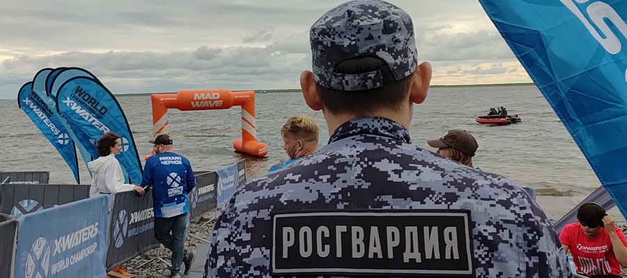 Сотрудники Росгвардии обеспечили общественный порядок во время проведения экстремального заплыва в Дудинке