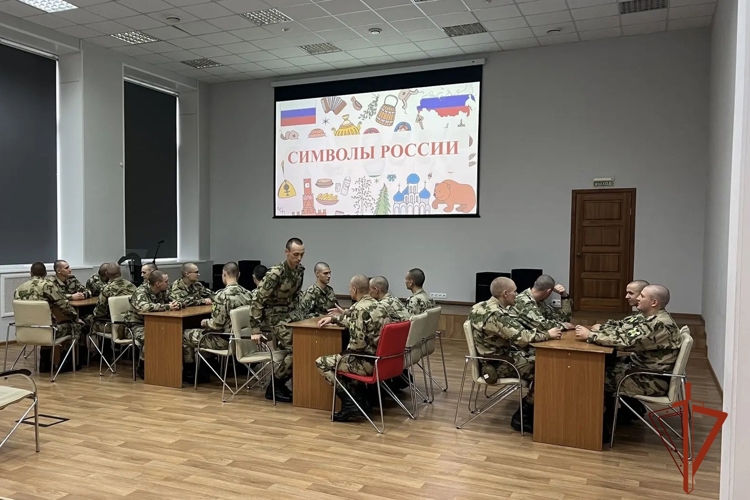 В Железногорске военнослужащие по призыву присоединились к празднованию Дня Государственного флага России