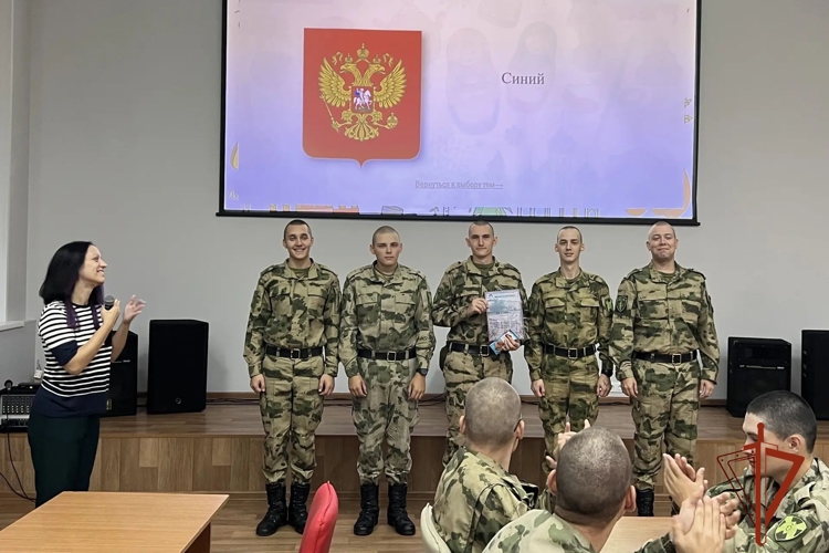 В Железногорске военнослужащие по призыву присоединились к празднованию Дня Государственного флага России