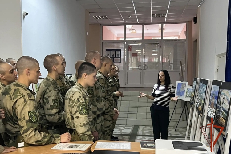 В Железногорске военнослужащие по призыву присоединились к празднованию Дня Государственного флага России