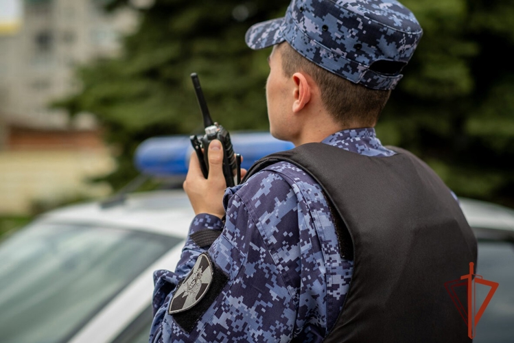 В Ачинске росгвардейцами задержаны подозреваемые в краже из супермаркета