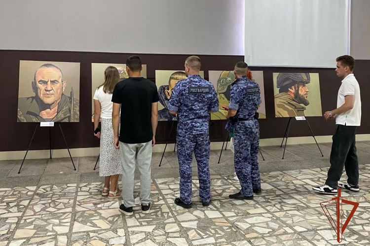 Росгвардейцы Ужурского округа посетили  передвижную выставку «Лица наших Героев» 