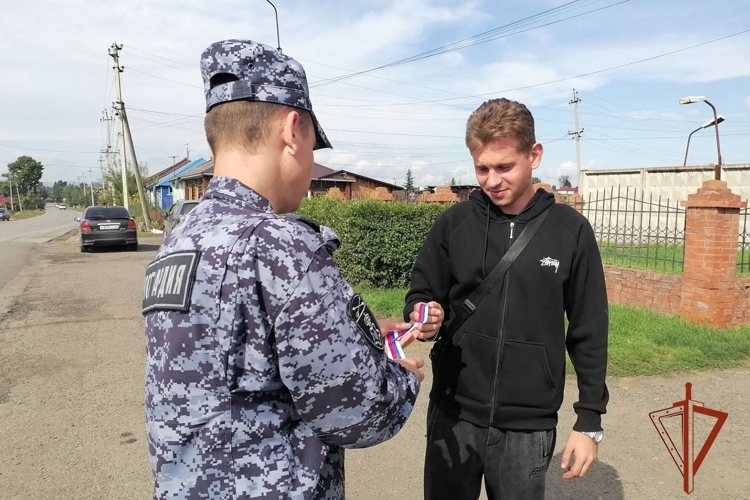 В Ужуре росгвардейцы присоединились к Всероссийской акции «Цвета Родины»   