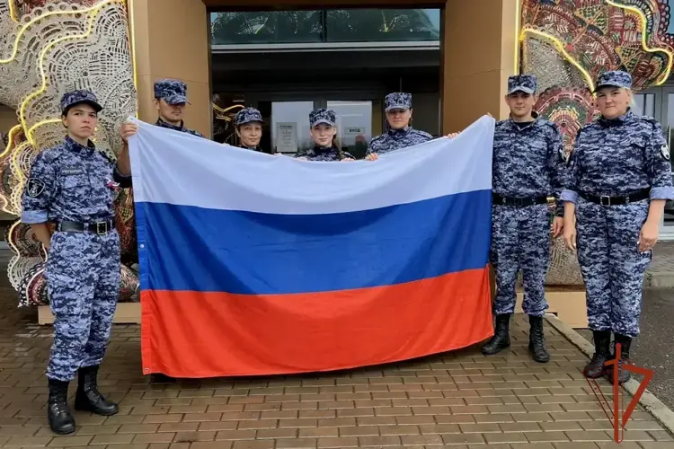 Росгвардейцы приняли участие в акции ко Дню Государственного флага России