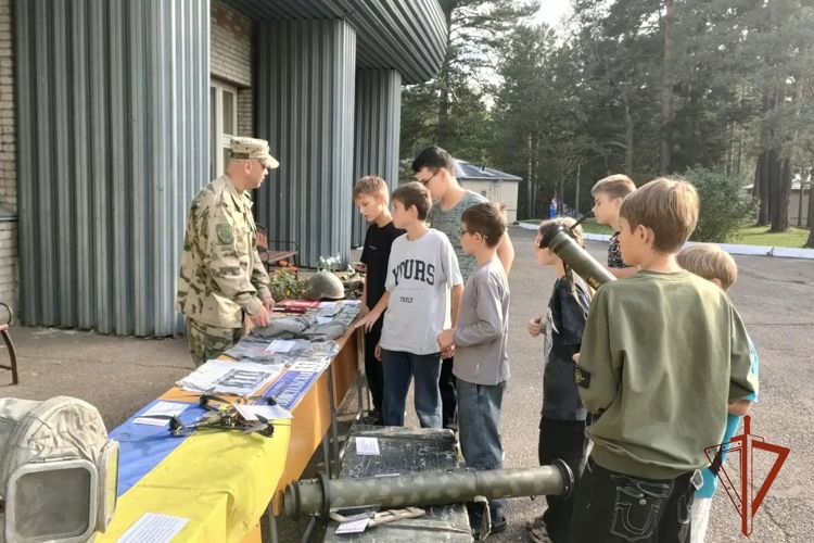 Военнослужащие Росгардии встретились с ребятами оздоровительного лагеря в Железногорске