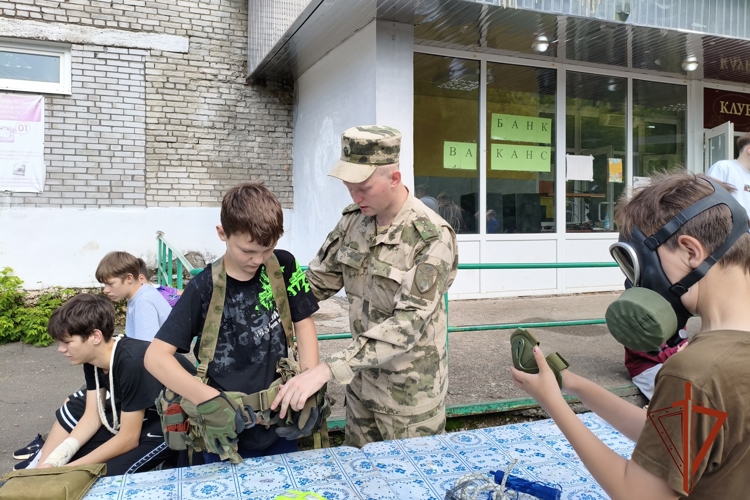 Военнослужащие Красноярского соединения Росгвардии познакомили отдыхающих детей с тонкостями РХБ защиты