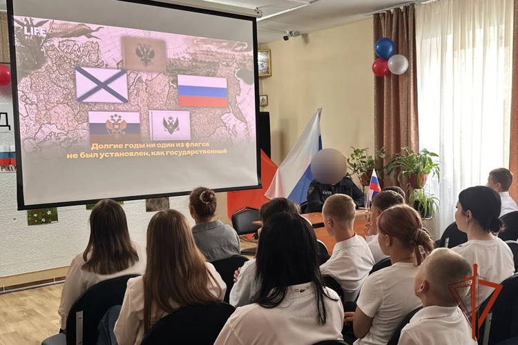 В День Государственного флага красноярские сотрудники ОМОН Росгвардии провели урок мужества в детском доме