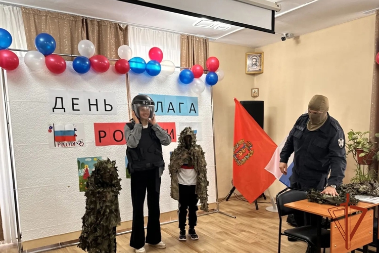 В День Государственного флага красноярские сотрудники ОМОН Росгвардии провели урок мужества в детском доме