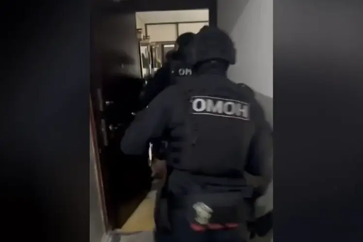 При содействии ОМОН Росгвардии в Красноярском крае задержан подозреваемый в незаконном лишении человека свободы (видео)