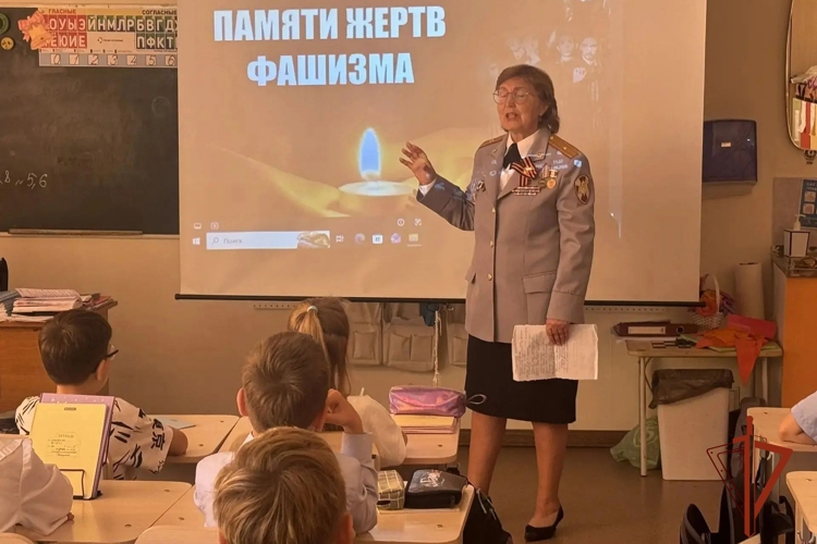 Ветеран Росгвардии провела урок мужества с красноярскими школьниками
