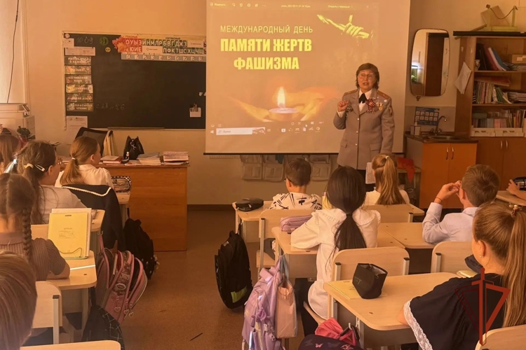 Ветеран Росгвардии провела урок мужества с красноярскими школьниками