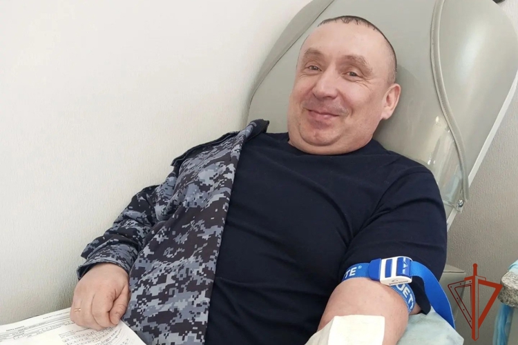 В Ужуре росгвардейцы приняли участие в донорской акции