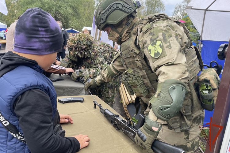 В Зеленогорске военнослужащие Росгвардии приняли участие в общегородском празднике «День знаний»