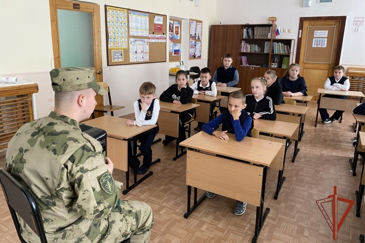Военнослужащий Росгвардии провел урок посвященный акции «Звуки России»
