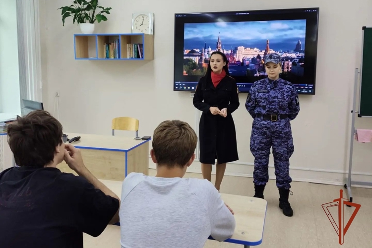 Сотрудники вневедомственной охраны Росгвардии провели профориентационную встречу со старшеклассниками