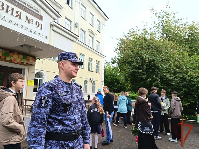 В Красноярске в День знаний сотрудники Росгвардии обеспечили охрану правопорядка торжественных мероприятий
