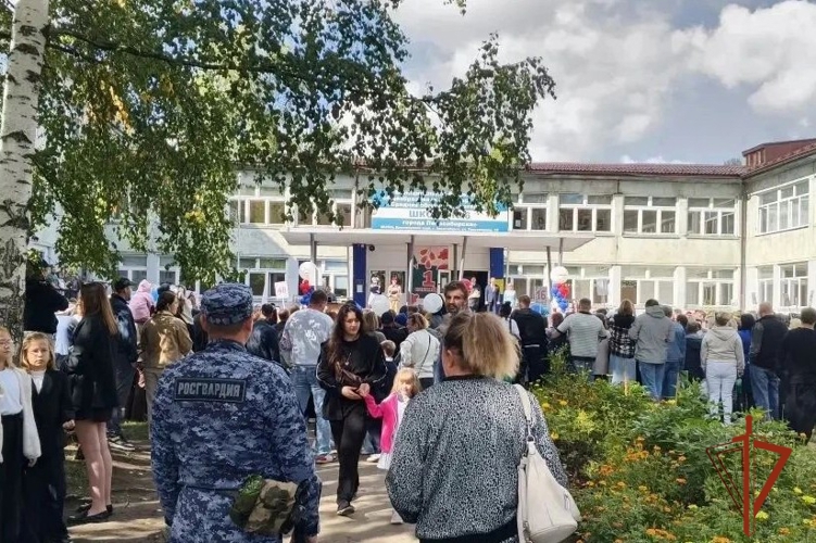 В Красноярске в День знаний сотрудники Росгвардии обеспечили охрану правопорядка торжественных мероприятий