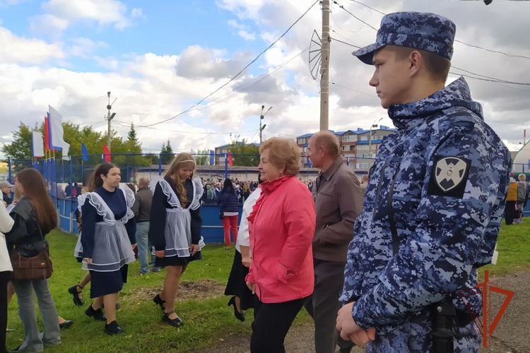 В Красноярске в День знаний сотрудники Росгвардии обеспечили охрану правопорядка торжественных мероприятий