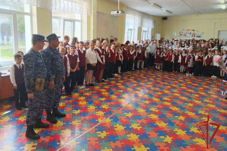 В Красноярске в День знаний сотрудники Росгвардии обеспечили охрану правопорядка торжественных мероприятий