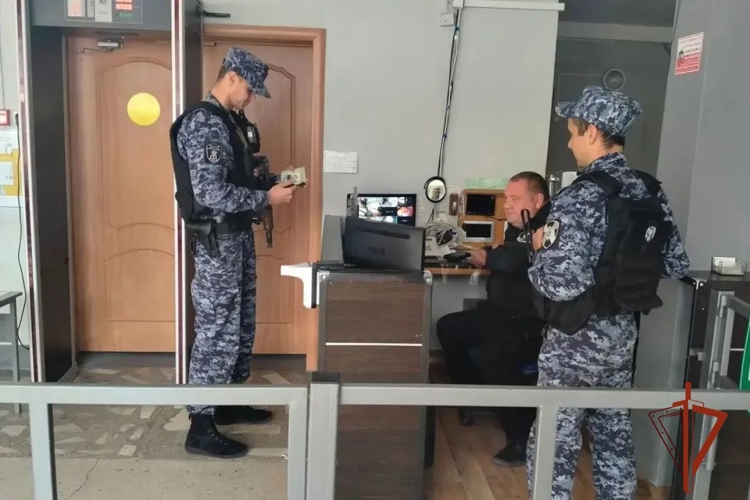 В Красноярске в День знаний сотрудники Росгвардии обеспечили охрану правопорядка торжественных мероприятий