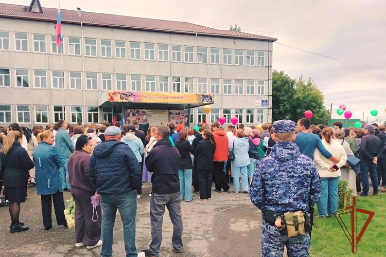 В Красноярске в День знаний сотрудники Росгвардии обеспечили охрану правопорядка торжественных мероприятий