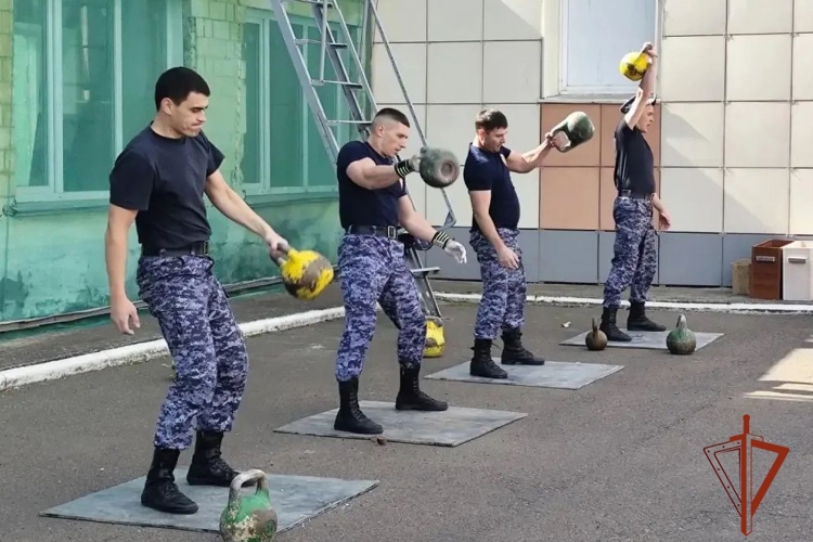 В Красноярске определили сильнейших участников соревнований по армейскому гиревому рывку