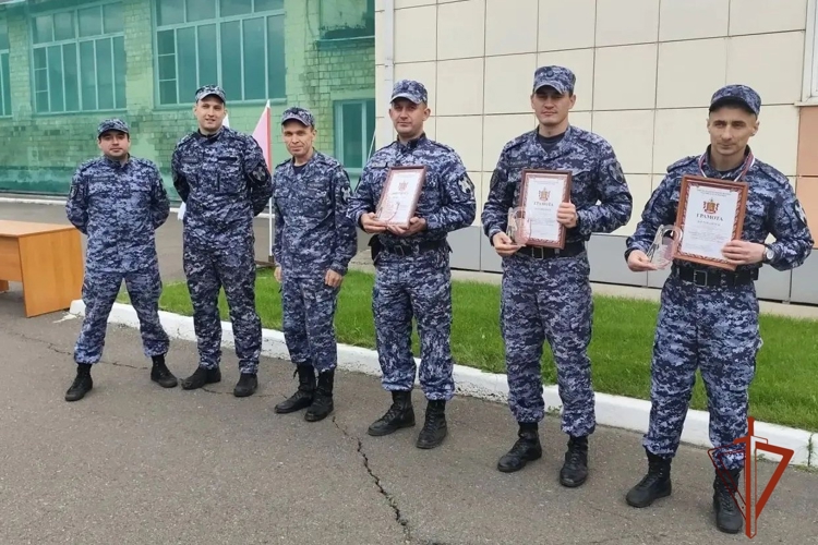 В Красноярске определили сильнейших участников соревнований по армейскому гиревому рывку