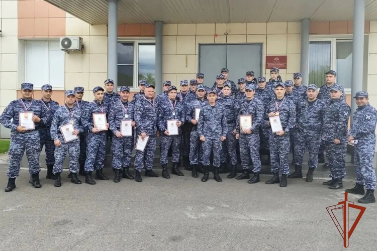 В Красноярске определили сильнейших участников соревнований по армейскому гиревому рывку