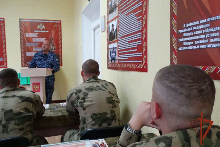 В воинской части Росгвардии сотрудники Росгвардии провели занятия с военнослужащими по призыву