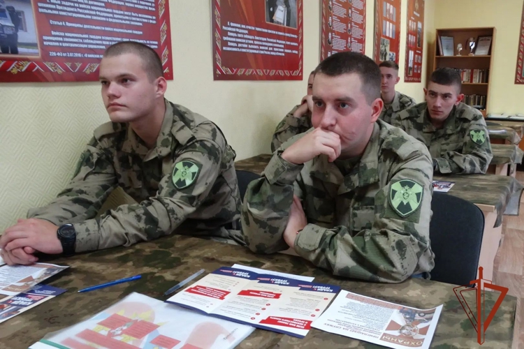 В воинской части Росгвардии сотрудники Росгвардии провели занятия с военнослужащими по призыву