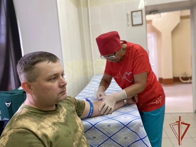 В Зеленогорске военнослужащие Росгвардии сдали более 10 литров крови