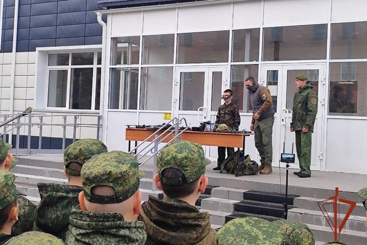 В Красноярском крае офицеры СОБР «Зенит»  Росгвардии провели урок мужества для воспитанников Кедрового кадетского корпуса