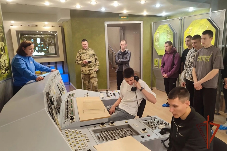 В Железногорске военнослужащие по призыву из воинской части красноярского соединения Росгвардии посетили музей