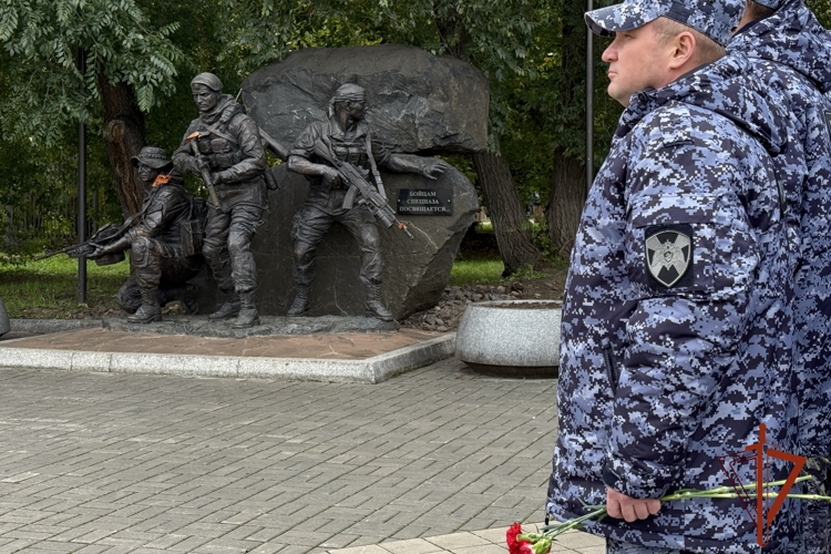 Росгвардейцы почтили память погибших при исполнении служебных обязанностей сотрудников и военнослужащих