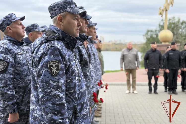 Росгвардейцы почтили память погибших при исполнении служебных обязанностей сотрудников и военнослужащих