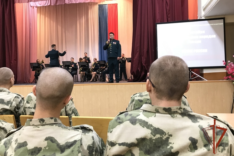 В Железногорске военнослужащие Росгвардии присоединились к акции «Звуки России»